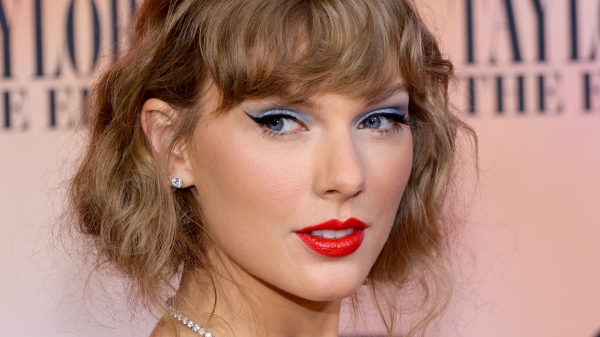 What’s Up With Taylor Swift’s New Rose Lipstick?—See the Photos